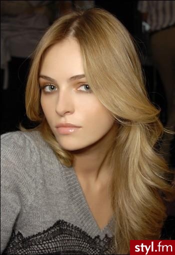 'glamour'. fajnie ułożone fale + zarąbisty odcień blondu ;) - Długie Fryzury