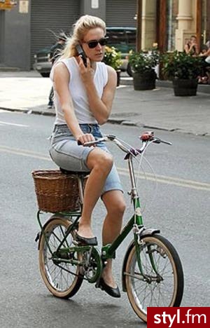 Rowerowa moda gwiazd. Chloe Sevigny
Dżinsowe bermudy i luźny podkoszulek, prosty, sportowy styl, który nie krępuje ruchów. - Moda uliczna Inne Moda