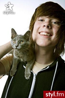Chris Drew. Chris Drew z NeverShoutNever - Średnie Męskie Fryzury