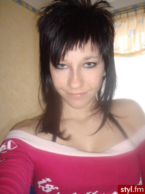 nie zdradzam sekretow ale to zdjecie dosc stare teraz mam lepsza fryzurke mialam nawet kiedys irokeza ale nie mam zdjec ;p wszystkim dzieki za komentarze ;** - Średnie Fryzury