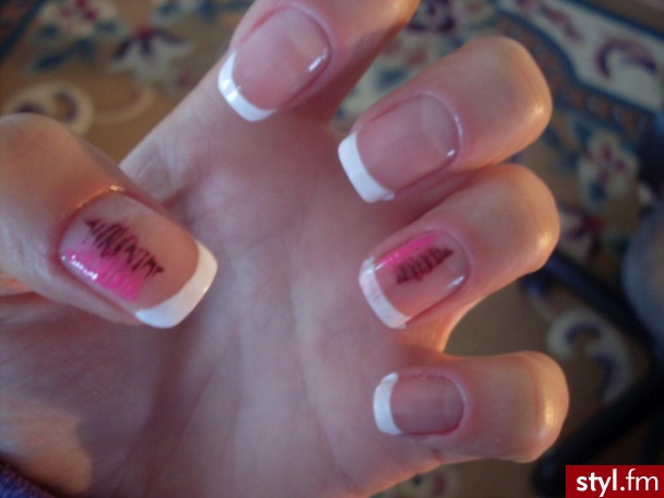french manicure i dodatki - Paznokcie