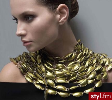 Izraelski projektant Yoav Kotik stworzył oryginalną biżuterię oraz dodatki... wykonane z kapsli :) - Pozostałe Dodatki Moda