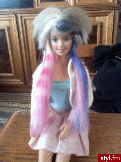 hehe ... barbie która jest imoł :P - EMO Alternatywne Średnie Fryzury