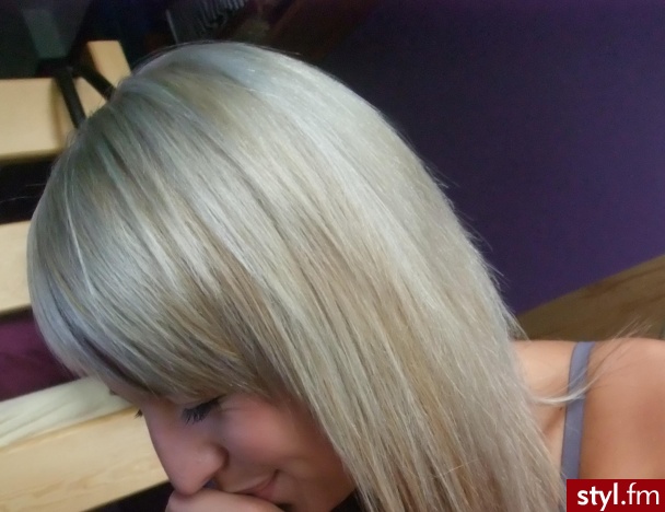 po czwartej wizycie. z czarnego - Blond Rozpuszczone Proste Na co dzień Średnie Fryzury