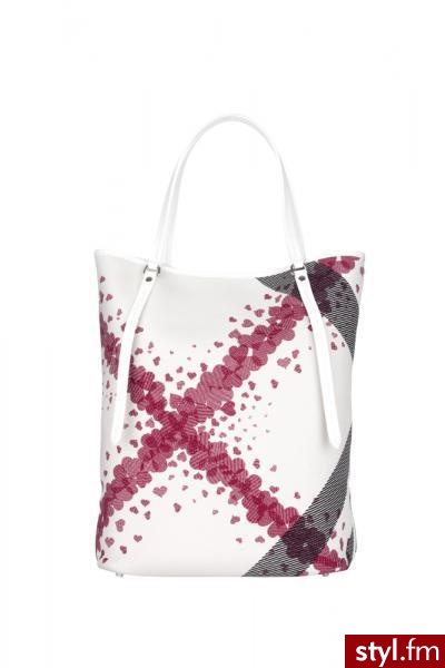 Burberry Hearts Collection. Linia jest dziełem dyrektora kreatywnego marki – Christophera Bailey’a. Sercową kolekcję tworzą torebki, skórzane akcesoria, drobne dodatki i biżuteria. Motywem spajającym całość jest oczywiście serce, które skomponowano z kult - Pozostałe Torebki Moda