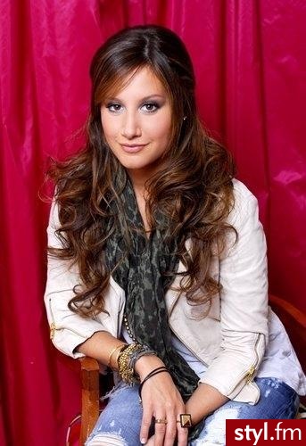 Ashley Tisdale - Brązowe Rozpuszczone Kręcone z grzywką Na co dzień Długie Fryzury