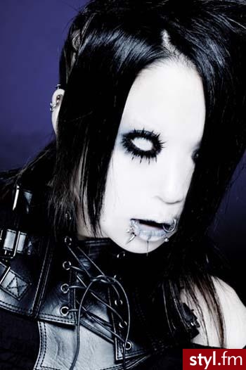 NAOTO. NAOTO- basistka exist†trace - Modyfikacje ciała