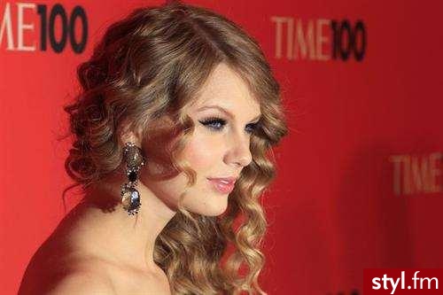 Taylor ; * - Kręcone Na co dzień Średnie Fryzury