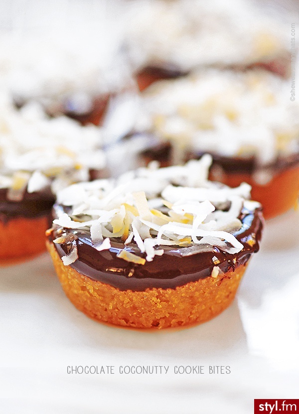 Ingredients
16.5 ounce Pillsbury Sugar Cookie Dough
8 ounces semi-sweet chocolate chips, melted according to package directions
1 cup sweetened shredded coconut, toasted
Instructions
Preheat oven to 350°F.
Grease or spray mini-muffin tin with cooking - Kuchnia