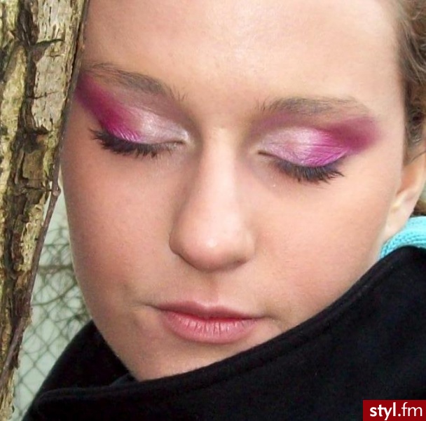 różowy śnieg. Make-up srebrno biało różowy. Rzęsy podkreślone maskarą Diora. Dziki różowy tworzy idealny balans z bielą i kontrastuje ze srebnym \"pyłkiem\" Moje wykonanie. - Makijaże