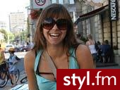 Statystyki pokazują jasno i wyraźnie, że najlepszym, bo praktycznym i modnym, dodatkiem do letniego stroju są okulary przeciwsłoneczne. I to nie byle jakie. Najlepsze te, które zasłonią więcej, niż odsłonią. Wyniki zdjęciowej sondy – 100% głosów za ciemny - Moda uliczna Inne Moda