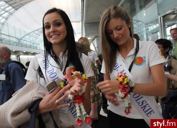 po lewej nasza miss polonia 2009 . Maria Nowakowska . - Długie Fryzury
