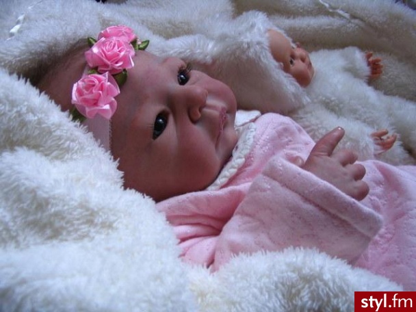 Lalki typu reborn...
wygladaja jak niemowlaki czytalam wiele wypowiedzi na ich temat na roznych forum... i wilekokrotnie spotkalam sie z twierdzeniem ze sa one terapia dla bezpolodnych kobiet lub kobiet po stracie dziecka... osobiscie uwazam ze jedynie m - Misz-masz