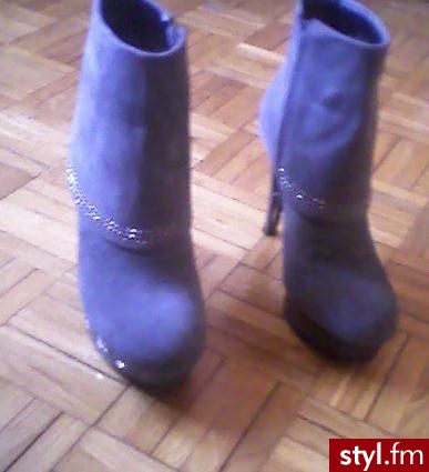 Nie są to jakieś super butki, ale fajnie się w nich chodzi i jak na wysokie (12cm) obcasy..są bardzo wygodne ;) - Pozostałe Buty Moda