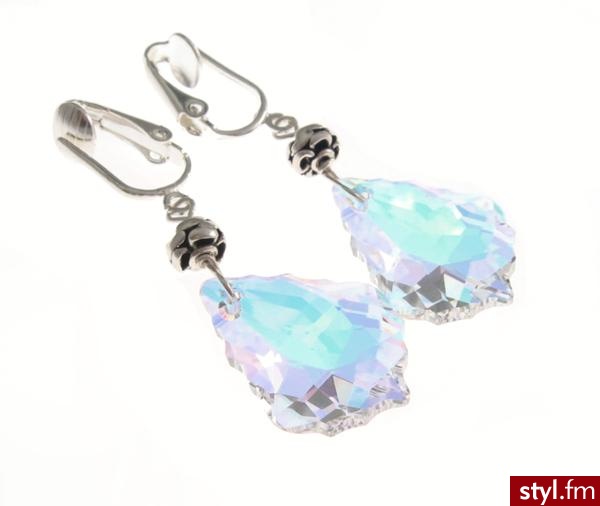 Bardzo eleganckie kolczyki wykonane z przepięknie mieniących się, ozdobnych kryształków Swarovski i srebra. Doskonała biżuteria na specjalne okazje. Srebrne zawieszki. - Pozostałe Dodatki Moda
