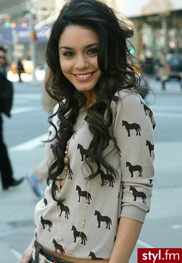 Vanessa Hudgens - Kręcone Na co dzień Średnie Fryzury