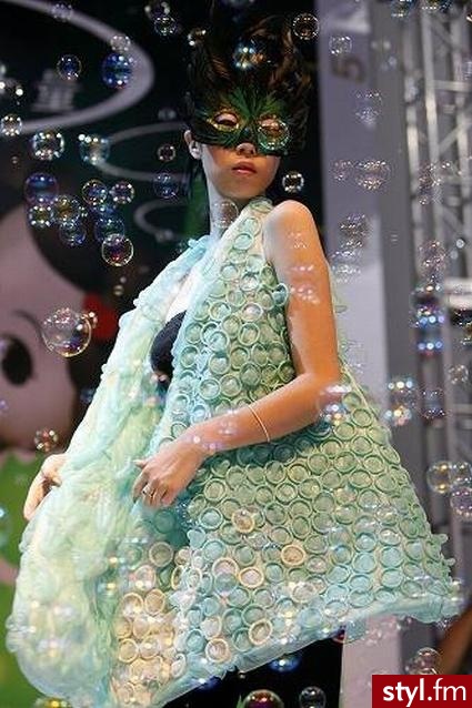 Kreacje z....KONDOMÓW:D - Pozostałe Ciuchy Moda