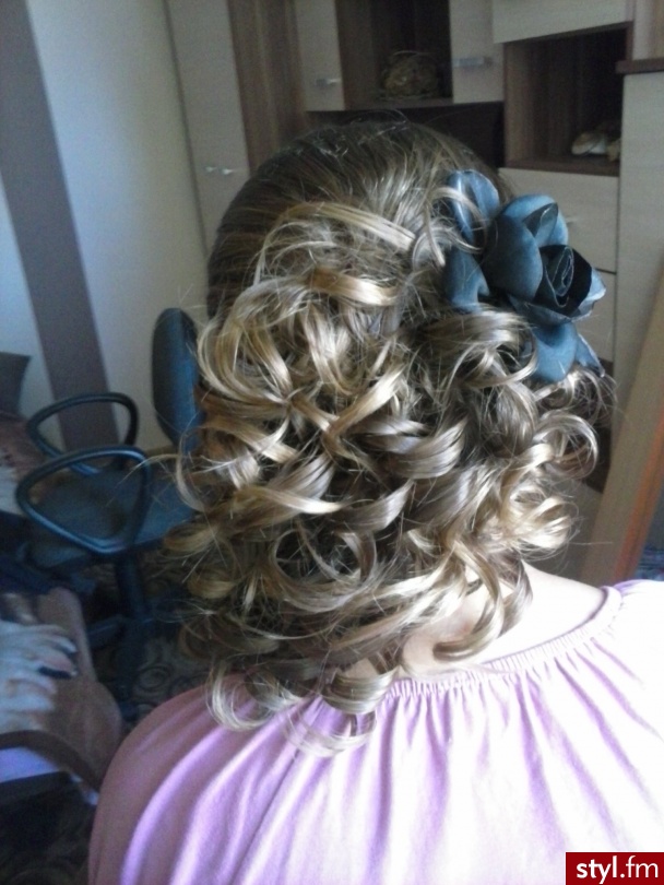 Blond Upięcie Kręcone Wieczorowe Średnie Fryzury