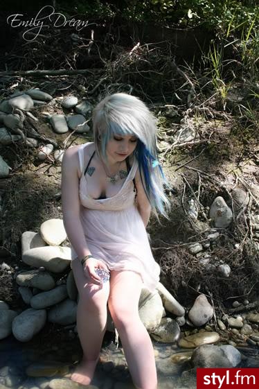 Jeśli zdjęcie już jest w galerii podaj link to usunę :) - EMO Alternatywne Średnie Fryzury