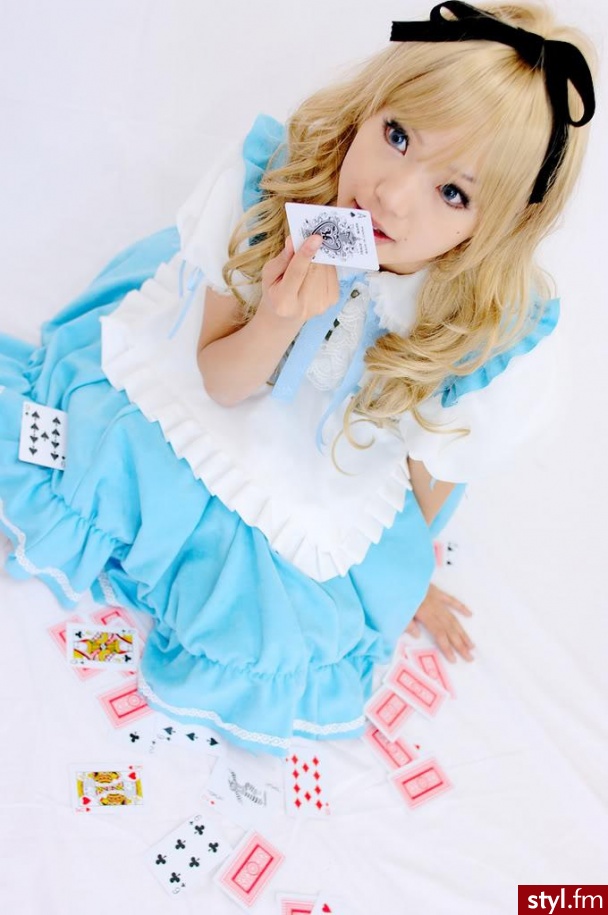 Alicja. Cosplay... wiadomo kogo : ) - Kręcone Na co dzień Średnie Fryzury