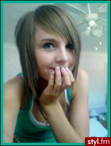 Niestety to nie ja jestem na zdjęciu, więc nie mam innych zdjęć tej fryzury. :* - Średnie Fryzury