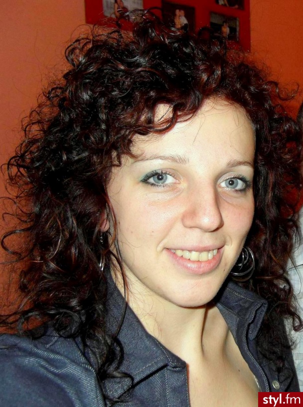 moja aktualna fryzura.Myslicie ze moge pofarbowac wlosy na czerwien? ale nie chodzi mi o taka intensywna czerwien - Kręcone Na co dzień Średnie Fryzury
