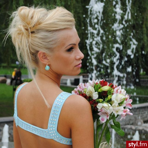 Blond Upięcie Proste Wieczorowe Średnie Fryzury