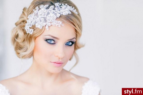 Blond Upięcie Kręcone Ślubne Średnie Fryzury