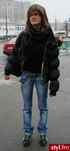 Jedną nogą w wiośnie, drugą nogą w zimie - moda niezdecydowana, choć widać, że tęskniąca za cieplejszymi dniami. - Moda uliczna Inne Moda