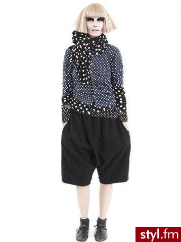 Jesienno-zimowa kolekcja h&m-Comme des Gracons,dostepna od 13listopada w wybranych sklepach;
chusta w grchy(179zł),bluzka z długim rękawem w drobne groszki(dostepna w dwóch kolorach:czarnym i granatowym;79,90zł),sweterek w małe groszki(dostępny równi - Moda uliczna Inne Moda
