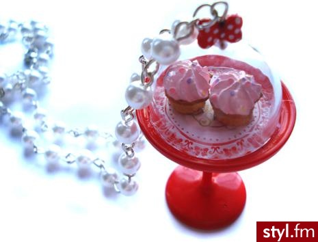 Czerwony stojak z pysznymi babeczkami - 18.75 GBP - Pozostałe Dodatki Moda