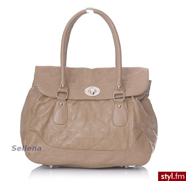 CHIC CHIC beżowa elegancka pikowana - kuferek. Pobrano ze strony: http://moda.allegro.pl/item1040311248_chic_chic_bezowa_elegancka_pikowana_kuferek.html - Pozostałe Torebki Moda
