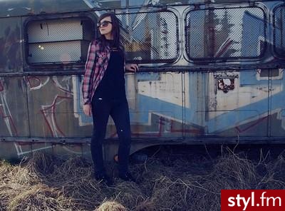 .. zdjęcie znalezione na photoblogu..
przewiewna koszula bardzo fajnie komponuje się z resztą ubioru. - Pozostałe Ciuchy Moda