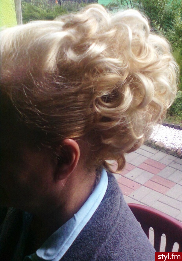 Blond Kok Kręcone Wieczorowe Średnie Fryzury