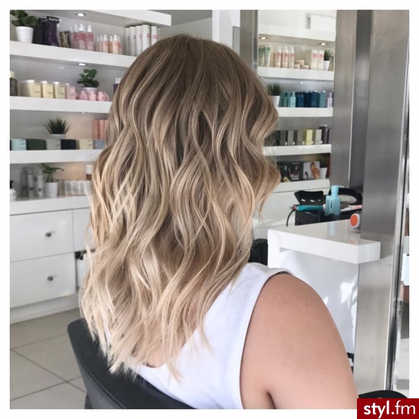 Blond Rozpuszczone Kręcone Na co dzień Średnie Fryzury
