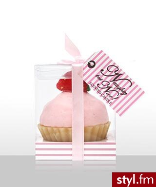 Słodziutka świeczka - babeczka od Naughty But Nice. ;) Dostępna w czterech wariantach "smakowych". Cena za każdą: £3 - Misz-masz