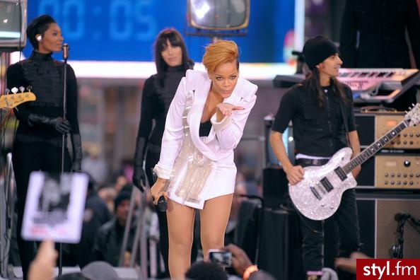 Rihanna Performs On ABC's "Good Morning America" - Moda uliczna Inne Moda