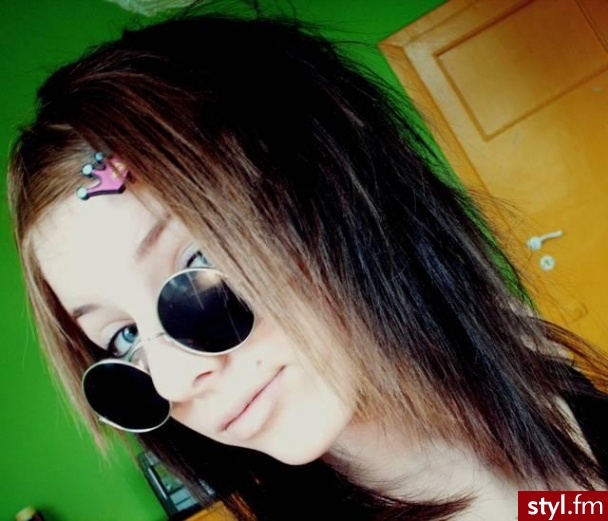 Dość mocne cieniowanie, lekki tapirek, lakier, prostownica + woda utleniona ;p - Średnie Fryzury