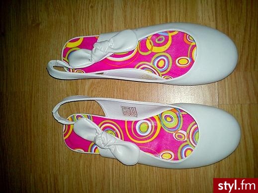 Balerinki białe xD NOWE!!!. SPRZEDAM NOWE balerinki!! rozmiar 37 wkładka 23,5cm; są nowe nie chodzone ponieważ był to nieprzemyślany zakup. Mają z boku koakrdkę i zakładane są jak sandałki. kontakt: gg 22166645 lub kom 665441616. - Misz-masz