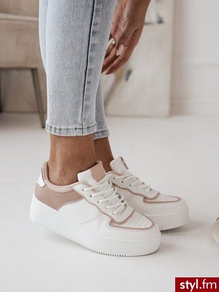 Obuwie na grubej, masywnej podeszwie to hit ostatnich sezonów. Takie sneakersy idealnie sprawdzą się w wielu bardziej sportowych stylizacjach. Delikatne różowe zdobienie dodaje im oryginalności. https://roseboutique.pl/ - Sportowe Buty Moda