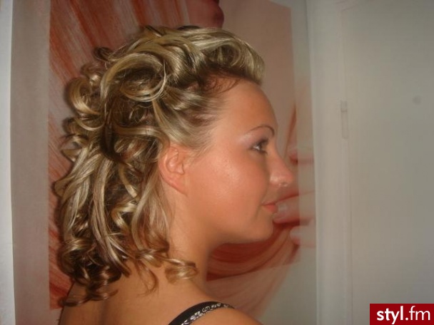 Salon Fryzjerski ''Gabriela''
Szczecin ul. Sieradzka5
Gabriela Kahles - Wieczorowe Średnie Fryzury