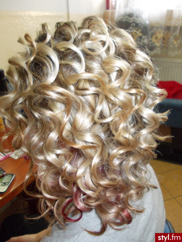 Blond Rozpuszczone Kręcone Wieczorowe Długie Fryzury
