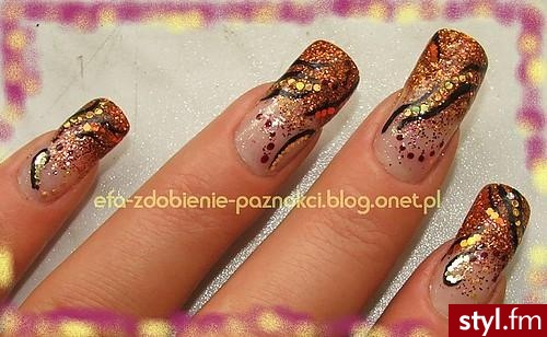 cieniowany brokat z malowanymi czarnymi akcentami. Na naturaskach :) - Paznokcie