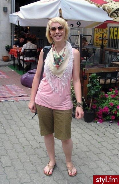 Sylwia ceni sobie dodatki z historią - okulary przeciwsłoneczne należały niegdyś do jej babci, chusta w ludowe wzory i skórzany pasek do mamy. Bladoróżową koszulkę kupiła w stołecznym second-handzie, spodnie pochodzą ze sklepu Promod (własnoręcznie je skr - Moda uliczna Inne Moda