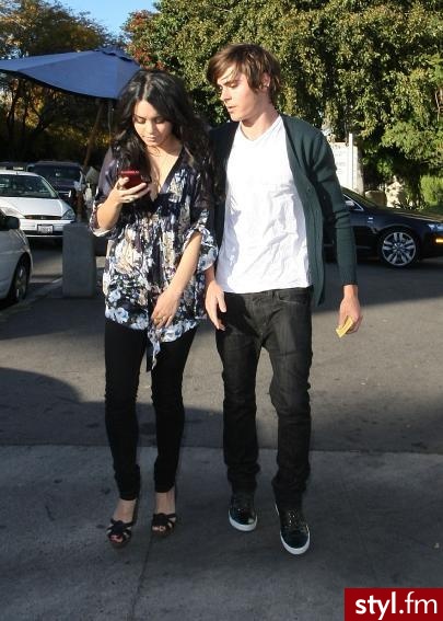 Vanessa Hudgens. Uwielbiam jej tuniczkę :) - Moda uliczna Inne Moda