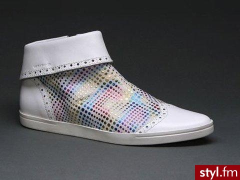 Buty w stylu disco xD
Buty występują w dwóch kolorach: czarnym i białym, kupisz je w sklepach Vagabond 

Cena 299zł - Pozostałe Buty Moda