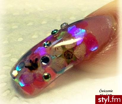 wtapiane ozdoby w clear - Paznokcie