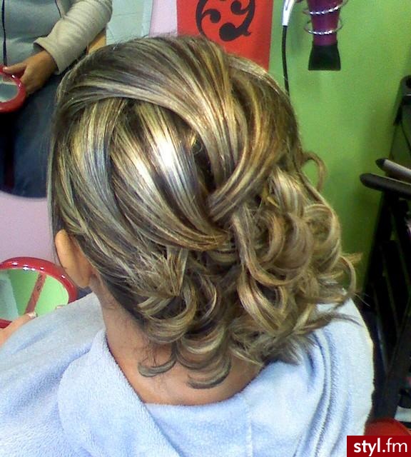 Wieczorowe Średnie Fryzury