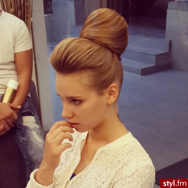 Blond Upięcie Kręcone Wieczorowe Średnie Fryzury