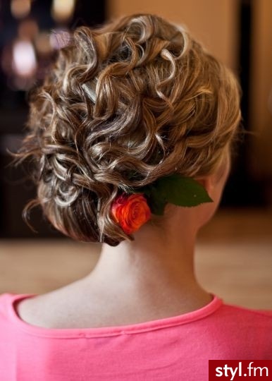 Blond Upięcie Kręcone Wieczorowe Średnie Fryzury